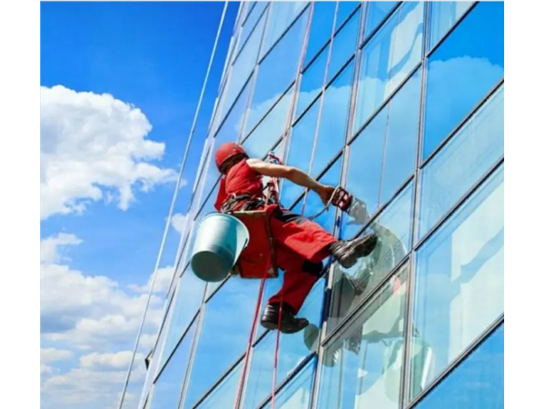 在外墻清洗時(shí)使用的專(zhuān)用藥劑是什么？